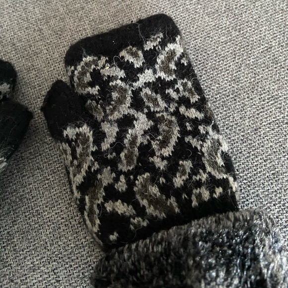 NWOT 🎉 Patterned Fingerless Mittens - Picture 4 of 5
